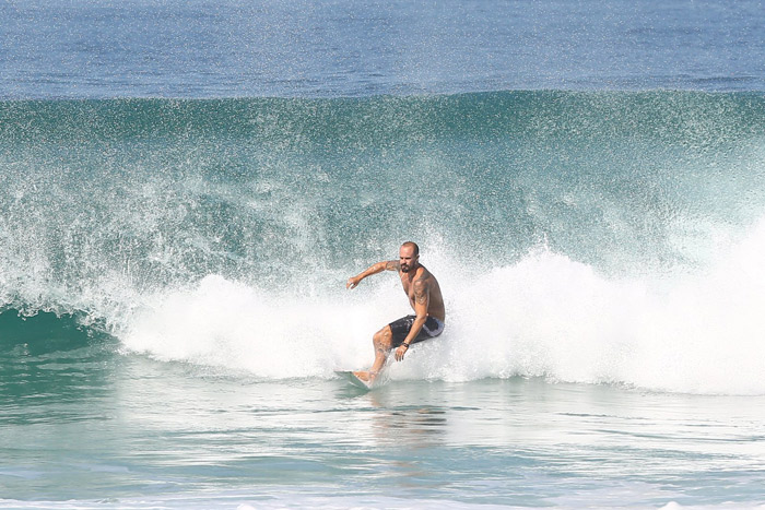 Paulinho Vilhena esbanja talento para o surf em praia do Rio