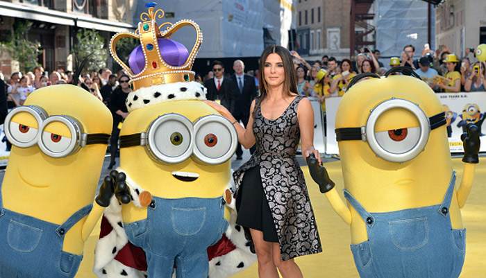 Sandra Bullock esbanja glamour em pré-estreia de Minions