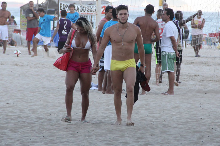  Gabriel Mandergan esquenta as areias de Copacabana com loira