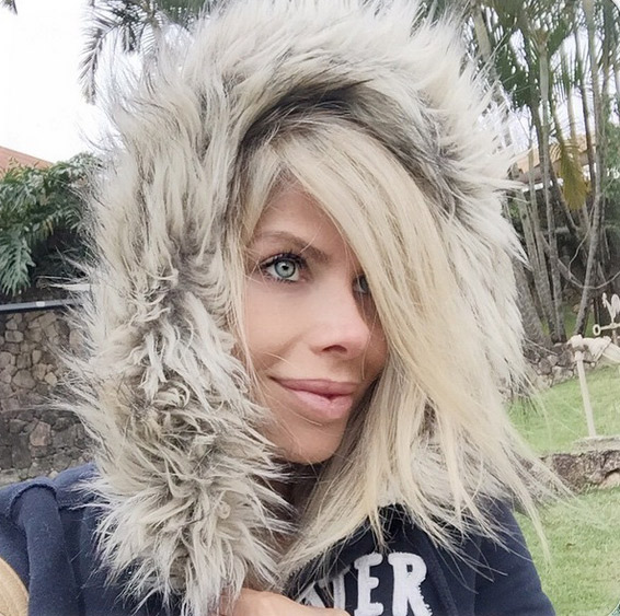 Com dia de frio em SP, Karina Bacchi capricha no look