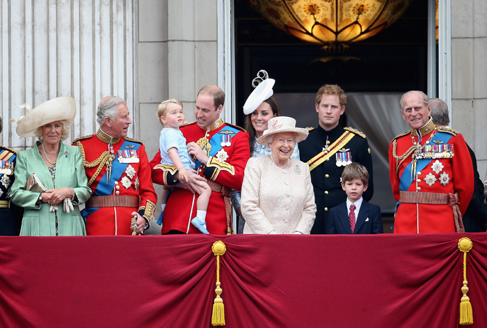 Príncipe George rouba cena em 1ª aparição de Kate Middleton