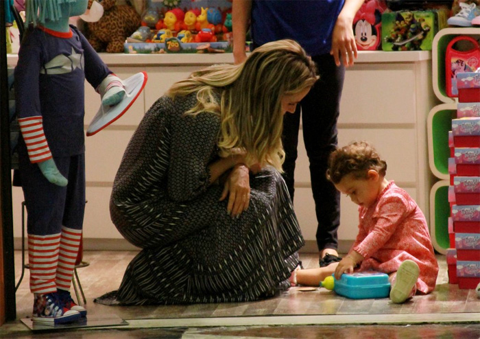 Guilhermina Guinle paparica a filha em passeio por shopping