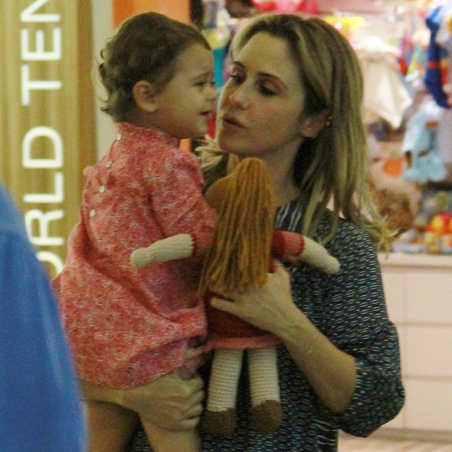 Guilhermina Guinle paparica a filha em passeio por shopping