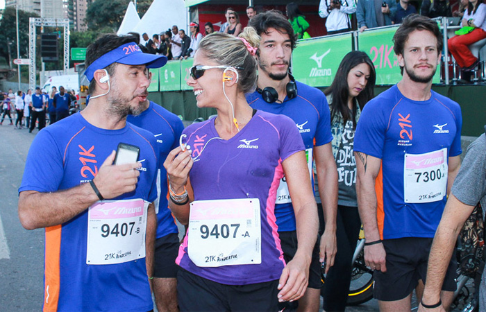 Disposição! Adriane Galisteu e marido correm maratona em SP