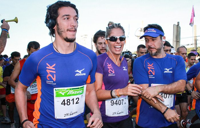 Disposição! Adriane Galisteu e marido correm maratona em SP