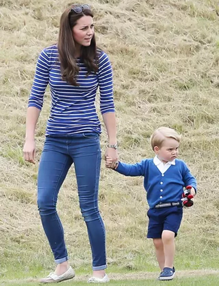 Kate Middleton se diverte com George enquanto William joga