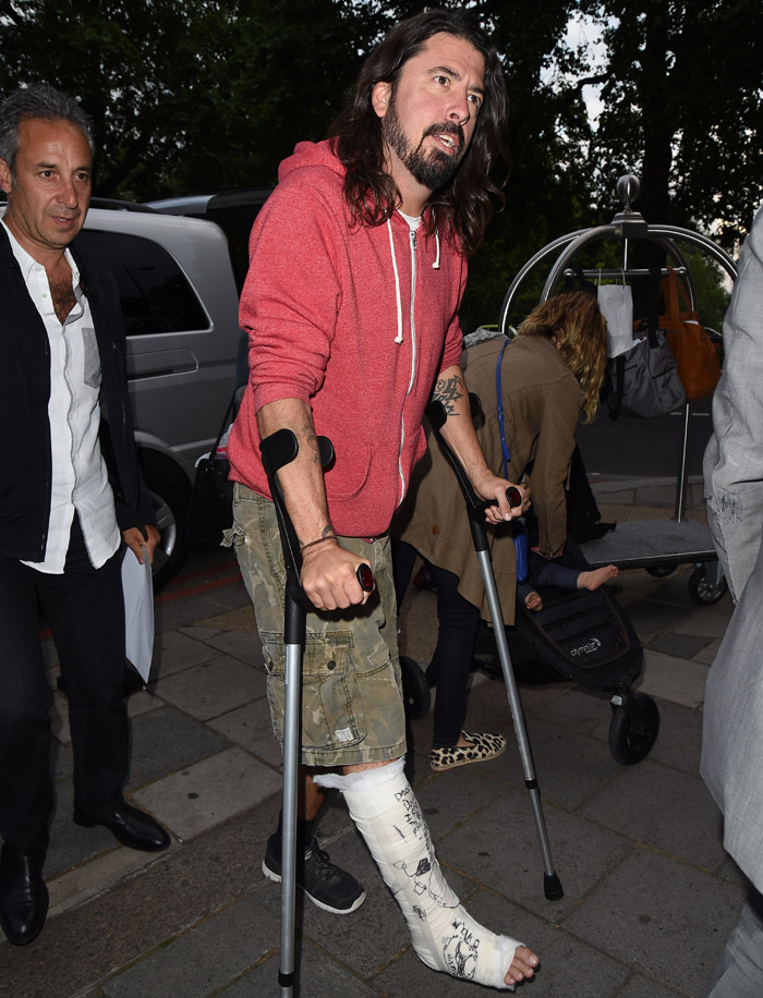 Veja as primeiras imagens de Dave Grohl com a perna quebrada