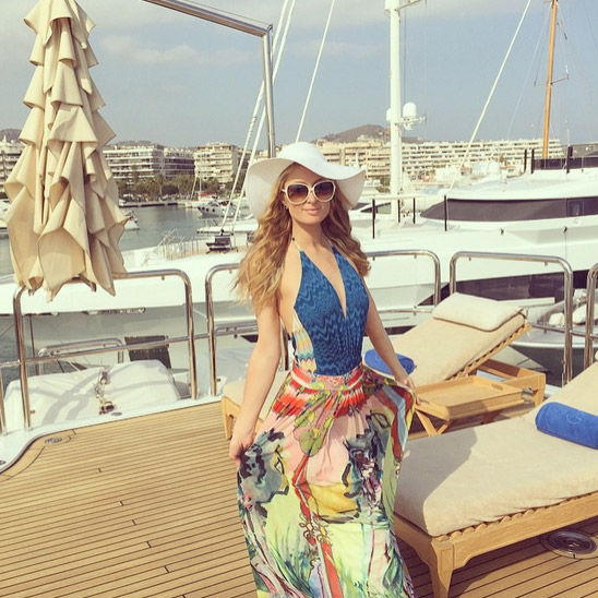 Paris Hilton posa cheia de charme em Ibiza