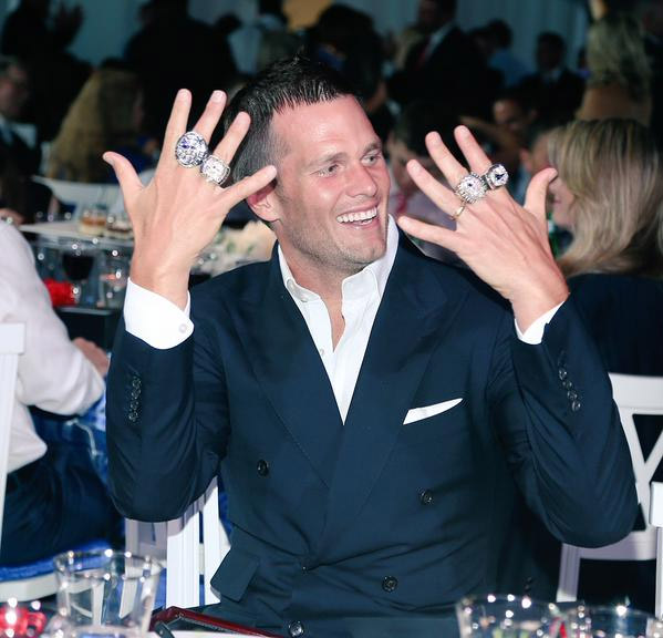 Tom Brady e Gisele Bündchen esbanjam elegância em jantar