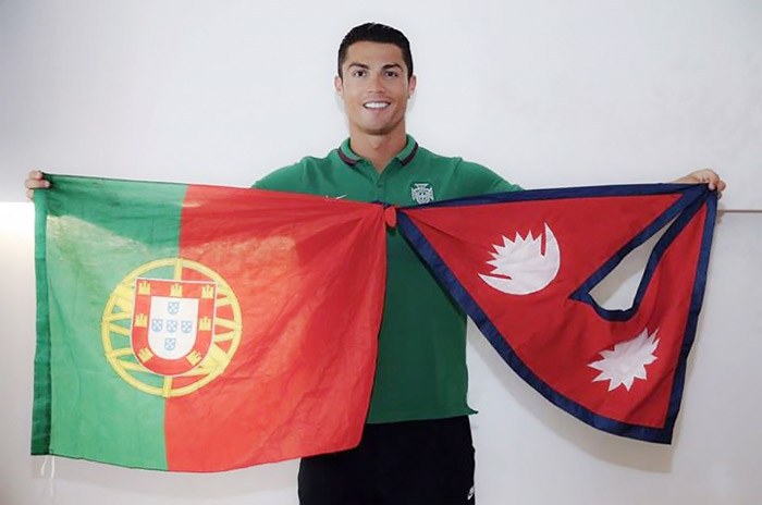 Cristiano Ronaldo mostra o apoio de Portugal ao Nepal