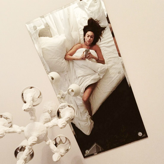 Thaila Ayala posta foto supostamente nua na cama