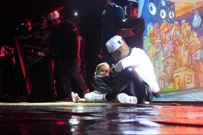 Mc Duduzinho se emociona com presença da filha no palco