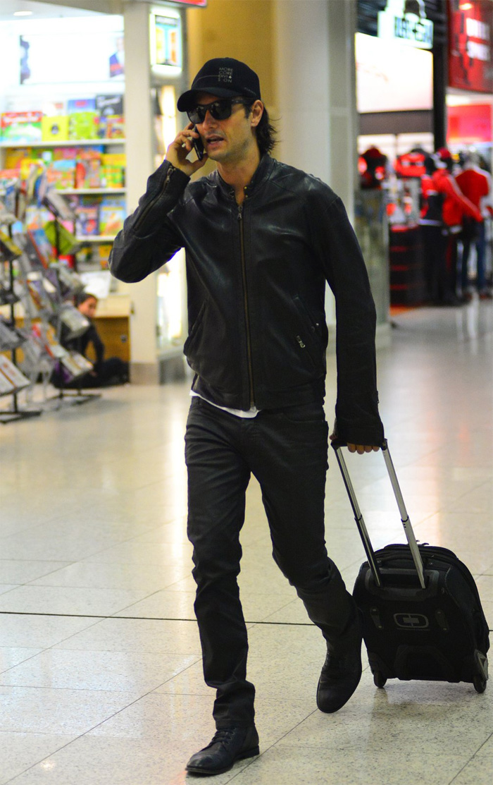 Rodrigo Santoro embarca com pressa em aeroporto carioca