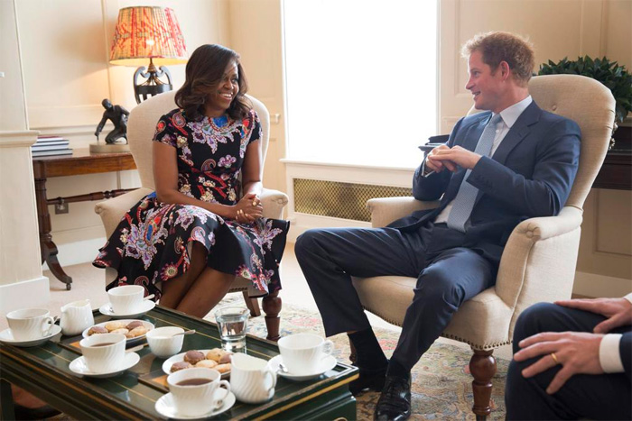Príncipe Harry toma chá com Michelle Obama em Londres