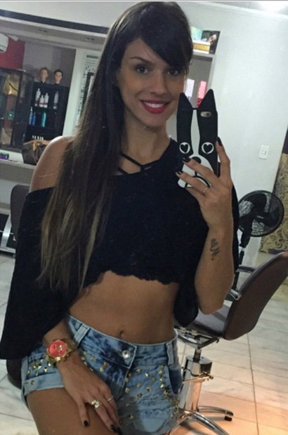 Carol Dias mostra barriga sequinha e dá seu recado na web