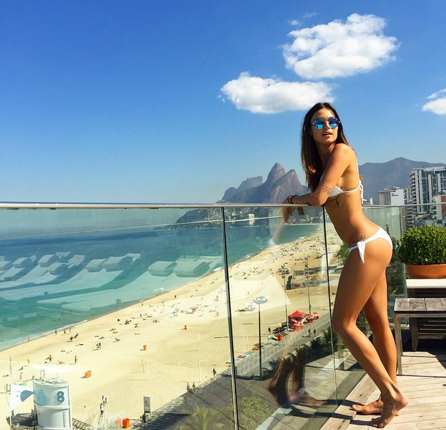 Thaila Ayala fala da beleza do Rio, mas chama atenção com corpão