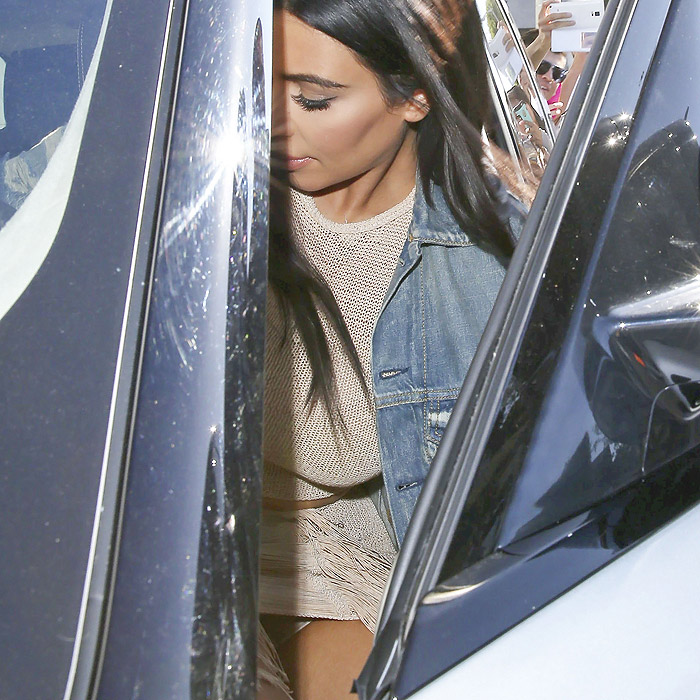 Kim Kardashian deixa calcinha à mostra ao entrar no carro