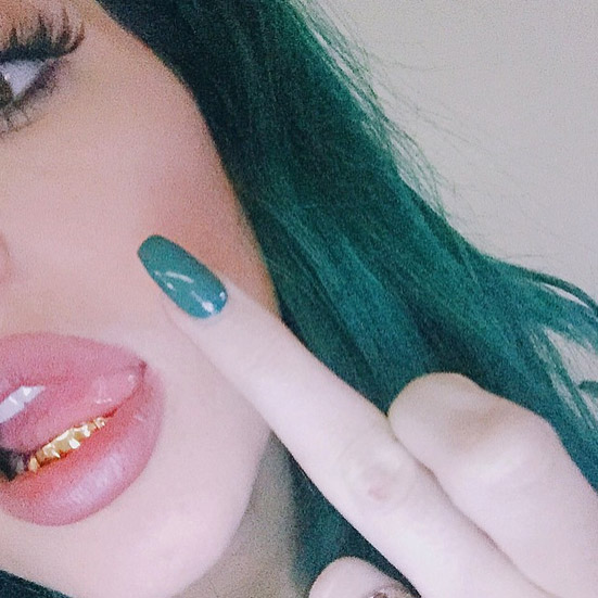 Kylie Jenner faz gesto obsceno nas redes sociais