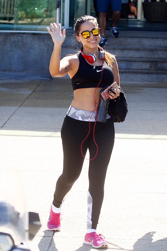 Anitta mostra boa forma ao sair da academia