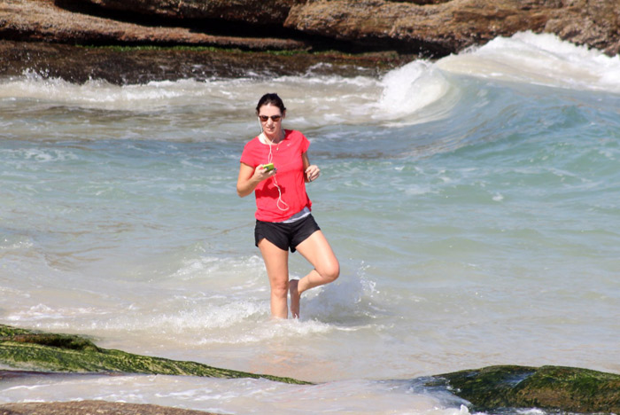 Glenda Kozlowski corre na areia carioca e tira foto com fã