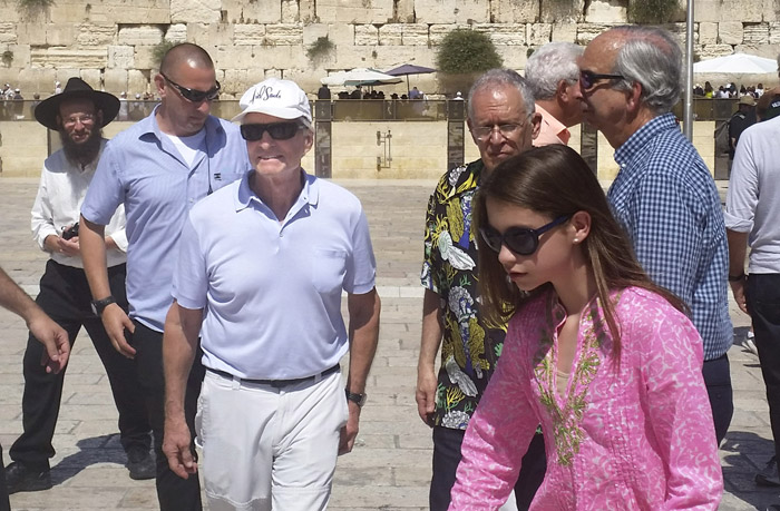 Michael Douglas é clicado no Muro das Lamentações em Israel