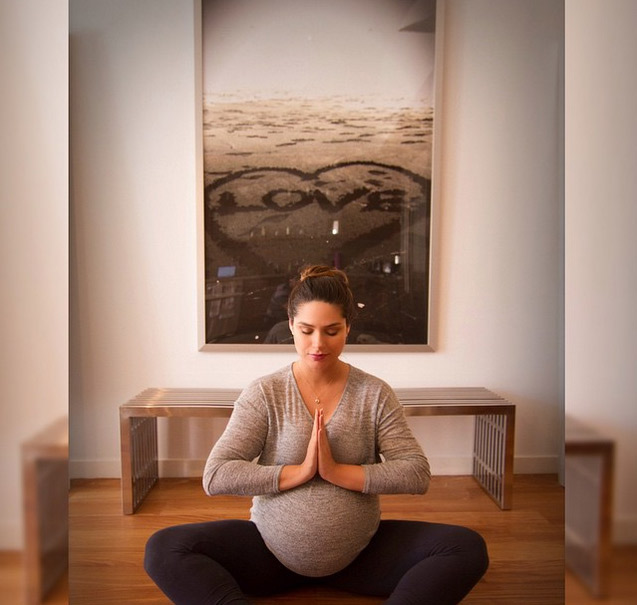 Grávida, Fernanda Machado fala dos benefícios da ioga