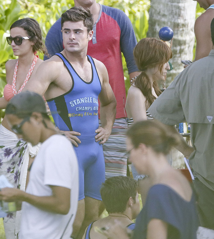 Zac Efron deixa ‘volume’ à mostra em set de filmagem