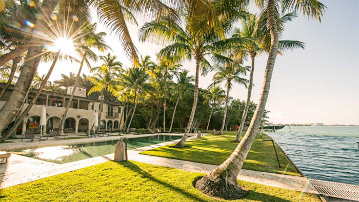 A propriedade fica na beira do mar em Miami Beach
