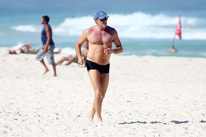 Oscar Magrini aproveita o sol para correr na Barra da Tijuca