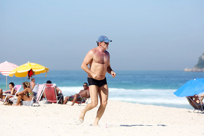 Oscar Magrini aproveita o sol para correr na Barra da Tijuca