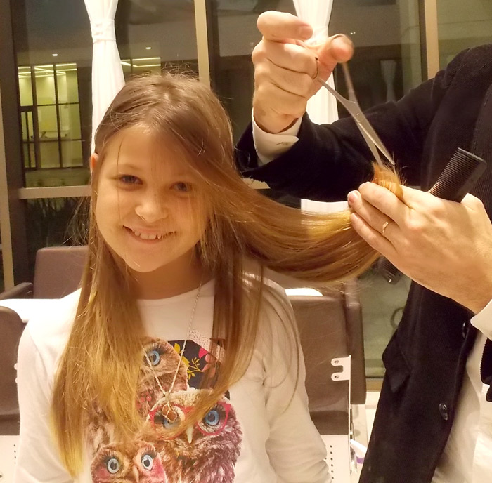 Sobrinha de Xuxa cuida dos longos cabelos em salão na Barra 