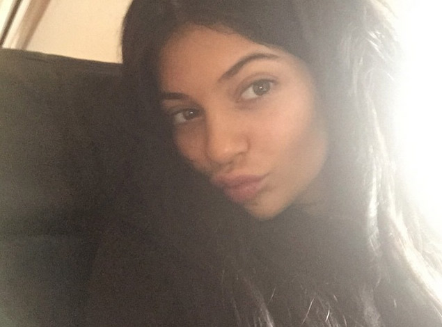 De cara limpa, Kylie Jenner recebe elogios