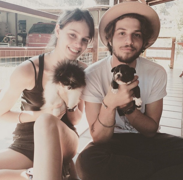  Fofos! Chay Suede e Laura Neiva posam com pets