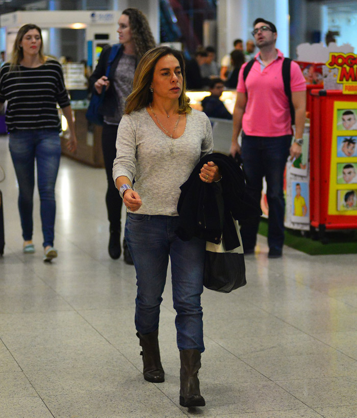 Com look básico, Cissa Guimarães embarca em aeroporto do Rio