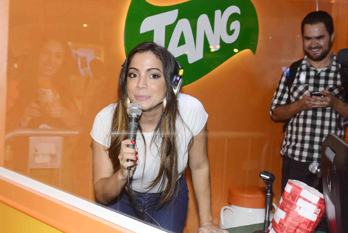 Anitta faz carão ao marcar presença em rádio 