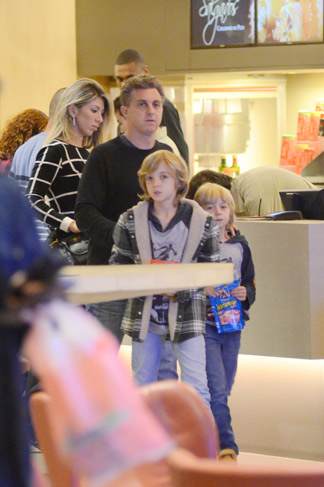 Luciano Huck leva os filhos para sala de exibição em shopping