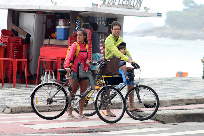 Carol Barcellos usa shortinho ao andar de bike com a família
