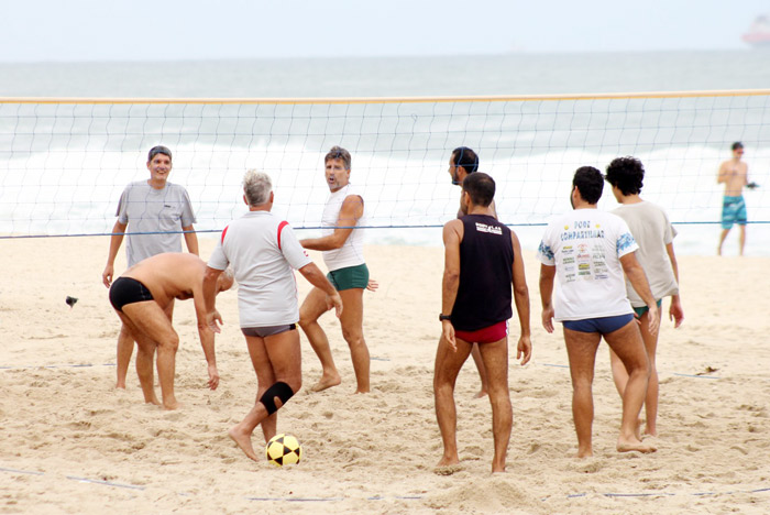Renato Gaúcho se diverte no futevôlei na praia de Ipanema