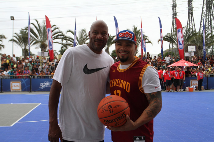 Naldo Benny joga basquete com atleta da NBA