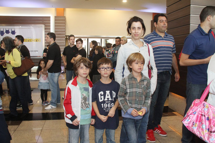 Fernanda Torres e os filhos chegam para assistir a Minions, na pré-estreia exclusiva para convidados do Cinemark Donwtonw, na Barra da Tijuca