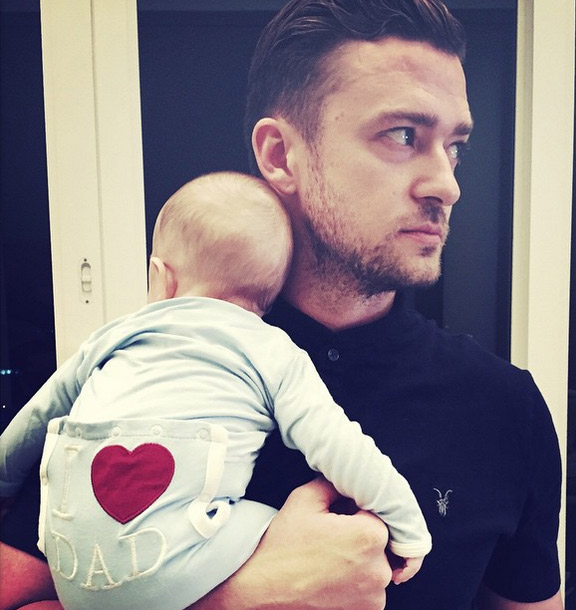 Justin Timberlake mostra primeira foto do filho na web