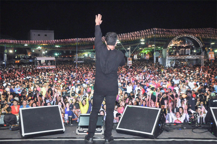 Cristiano Araújo lota a Praça do Forró, na Bahia