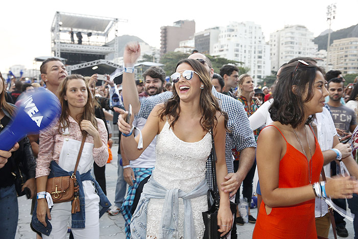 Bruna Marquezine e Carolina Dieckmann curtem o show de Ivete Sangalo e Criolo na Praia de Copacabana, no Rio de Janeiro