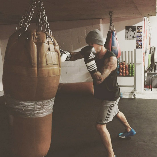 David Beckham treina boxe e exibe seus músculos
