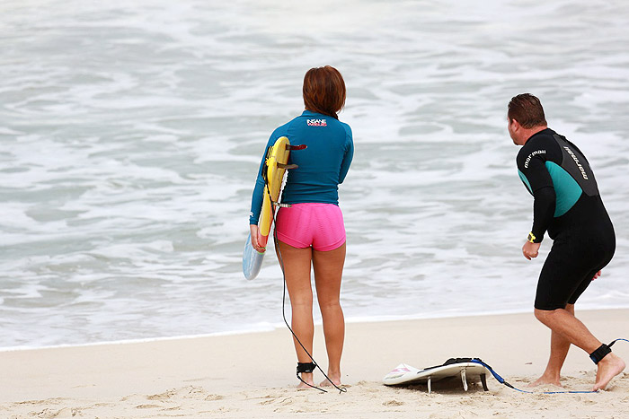 Carol Nakamura faz aula de surfe, no Rio