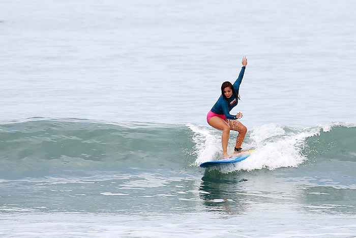 Carol Nakamura faz aula de surfe, no Rio