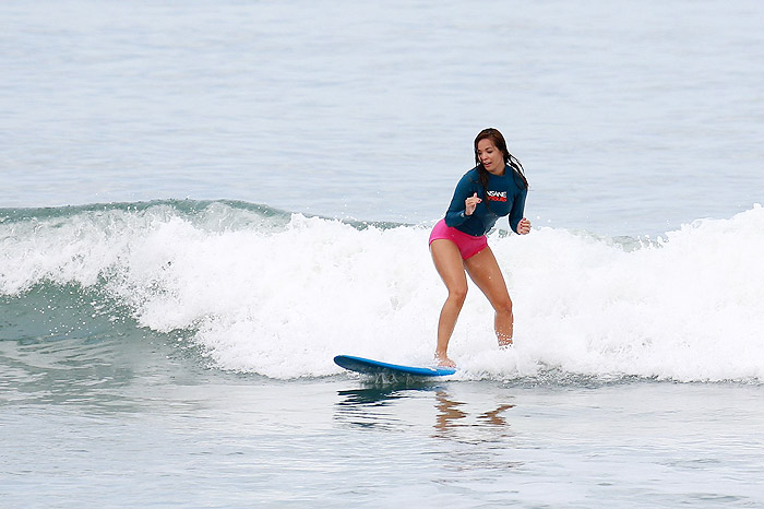 Carol Nakamura faz aula de surfe, no Rio