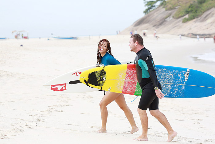 Carol Nakamura faz aula de surfe, no Rio