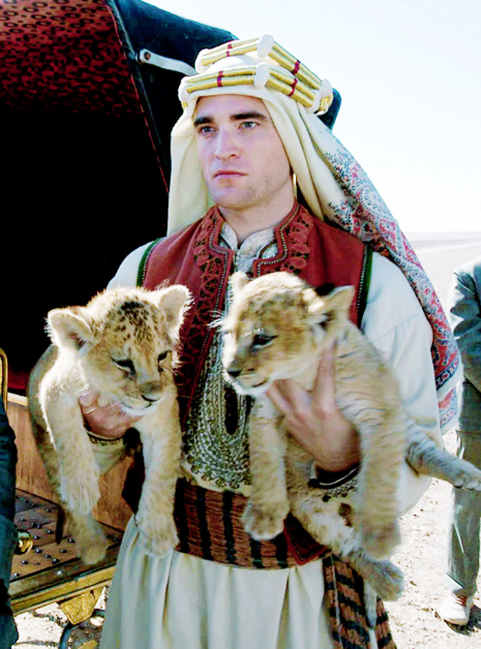 Robert Pattinson aparece com look árabe em set de filmagem