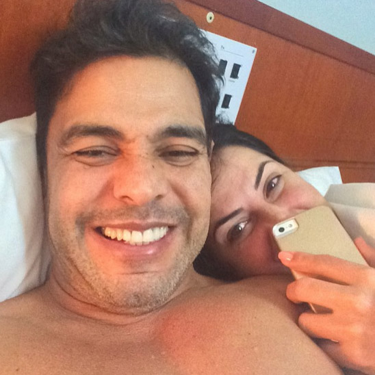 Graciele Lacerda e Zezé Di Camargo tiram selfie na cama